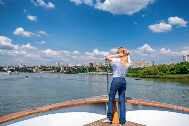 Arkadan Görünüm yatta sarışın genç kadın