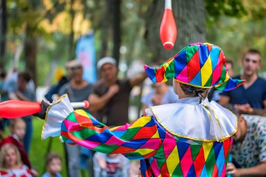 Arkadan Görünüm streert hokkabaz parlak giyim