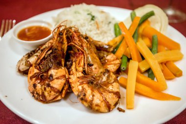 Pirinç ve sebze ile karides