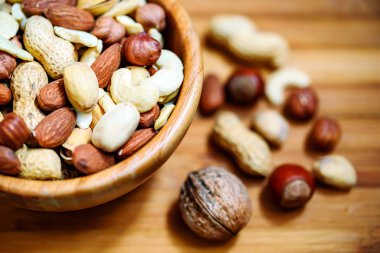 Tahta kasede çeşitli fındıklar.