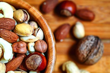 Tahta kasede çeşitli fındıklar.