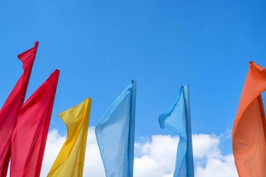 Mavi gökyüzü üzerinde pek çok renkli bayraklar