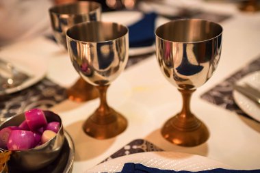 Parlak metal bardak şarap için yukarıya kapatmak