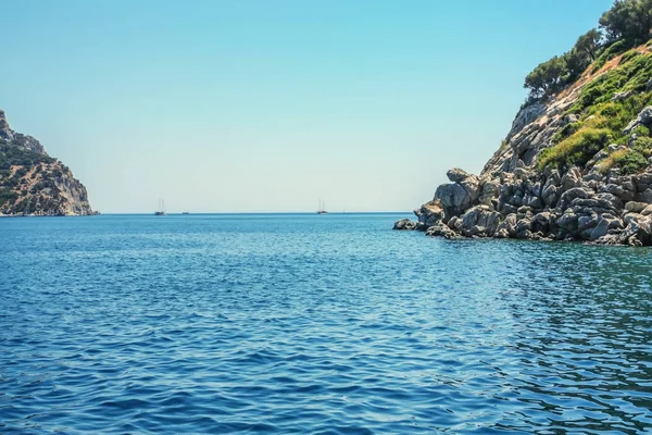 Turkoois water en rotsachtige kust — Stockfoto