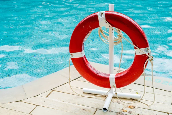 Красный спасательный круг возле бассейна — стоковое фото
