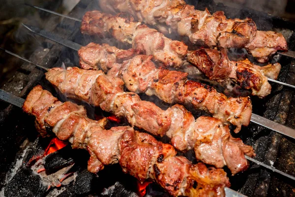 Preparando shashlik em mangal — Fotografia de Stock