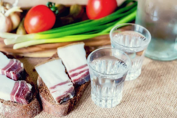 Wodka mit Schmalz, Essiggurken und Gemüse — Stockfoto