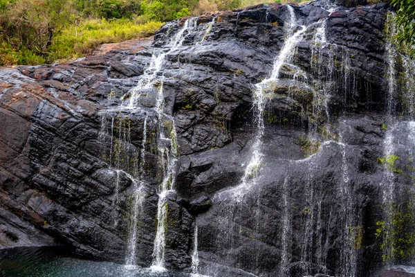 Malowniczy wodospad tropikalny Zdjęcia Stockowe bez tantiem