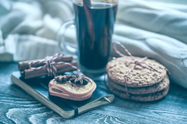 Rahat kış natürmort ve pencere. Xmas arka plan