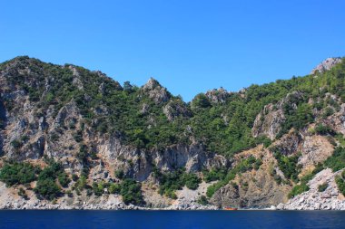 Turkuaz su ve kayalık sahil