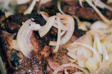 Soğan halkası ile çanak üzerinde hazırlanan kebab