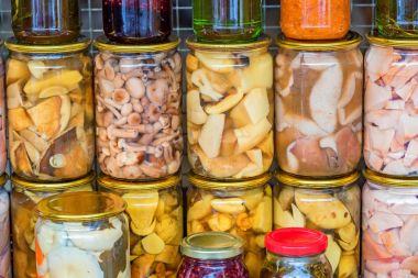 Köy Market'teki turşusu baharatlı mantar
