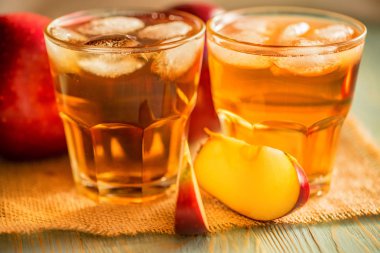 Taze elma suyu veya elma şarabı masada bardaklarda