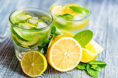 Limonata veya naneli mojito kokteyli.