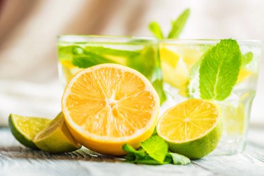 Limonata veya naneli mojito kokteyli.