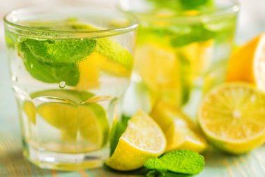 Limonata veya naneli mojito kokteyli.