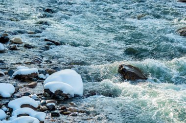 Kışın dağ nehir manzara