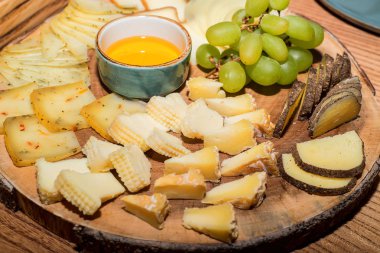 Peynir dilimleri ve adet plaka üzerinde