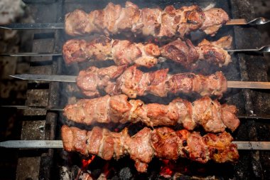 Şaşlık mangal üzerinde hazırlanıyor