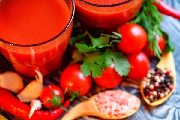 Verre de jus de tomate aux tomates fraîches — Photo