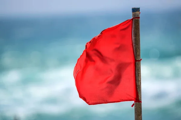 Tanda peringatan merah di pantai — Stok Foto