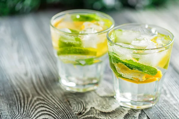 Lemonade or mojito cocktail with lemon and mint — Stock Photo, Image