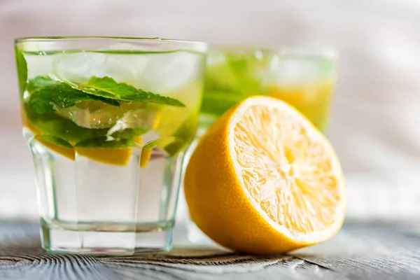 Lemonade or mojito cocktail with lemon and mint — Stock Photo, Image