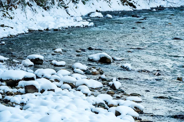 冬の山の川のある風景します。 — ストック写真