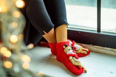 Pencere pervazına kız koltuğa. Noel hygge kavramı.