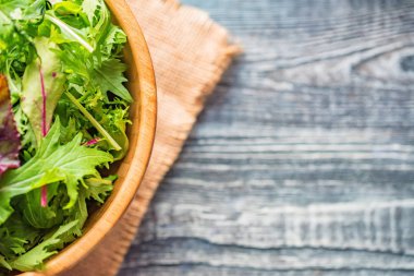 Kırsal arka planda taze sebze salatası