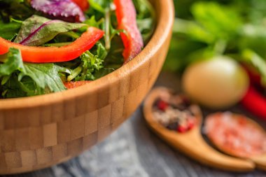 Kırsal arka planda taze sebze salatası