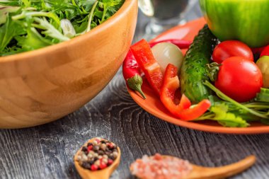 Kırsal arka planda taze sebze salatası