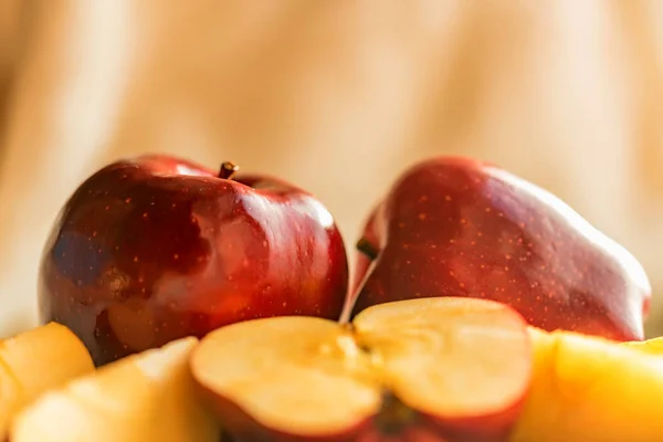 Jugo rojo manzanas maduras sobre fondo de madera — Foto de Stock