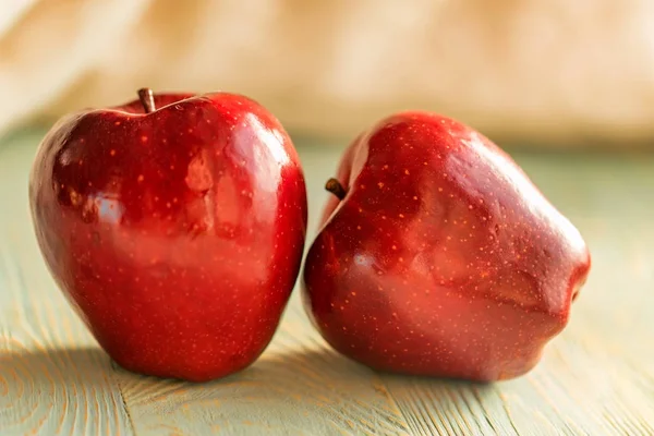 De rijpe appels rood sap op houten achtergrond — Stockfoto