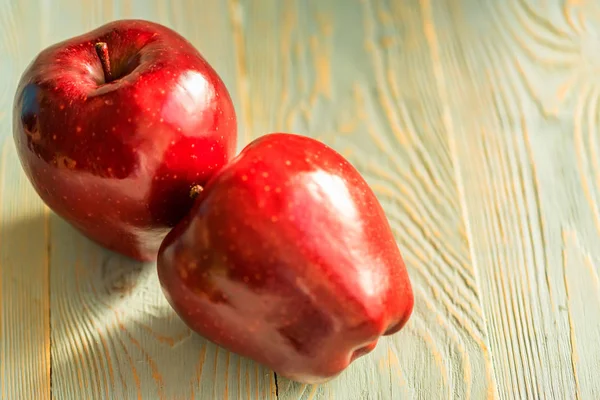 De rijpe appels rood sap op houten achtergrond — Stockfoto