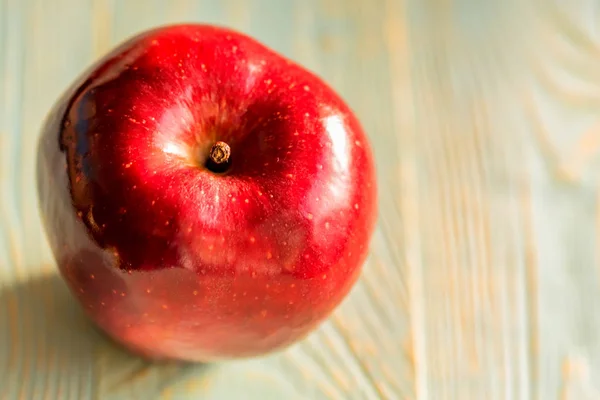 Jus rouge pomme mûre sur fond en bois — Photo