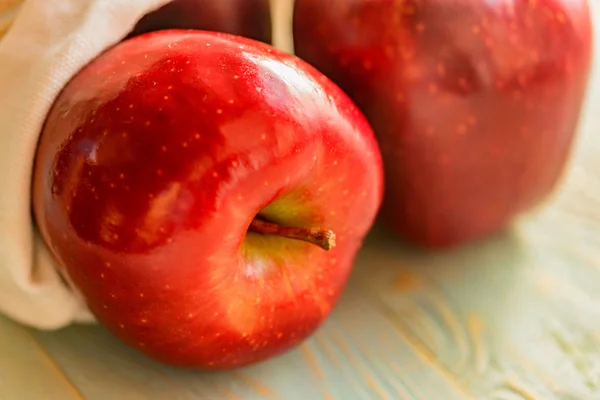 木制背景的红汁成熟苹果 — 图库照片
