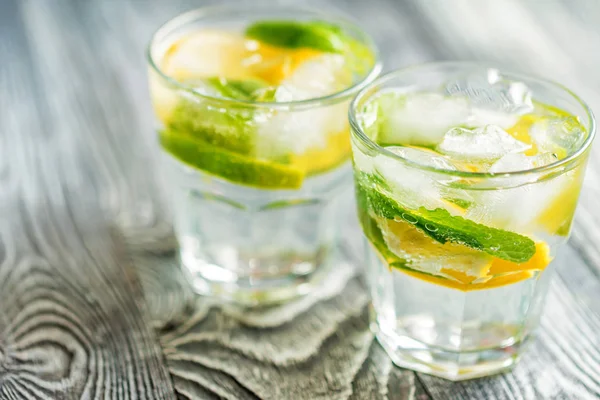 Лимонадный или мохито коктейль с лимоном и мятой — стоковое фото