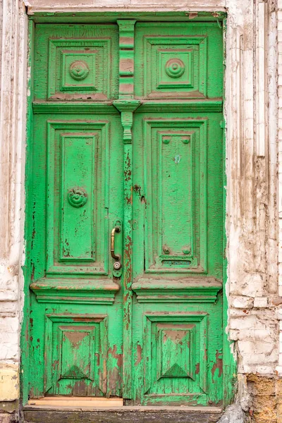 Starego rocznika zielone drzwi w Rosji — Zdjęcie stockowe
