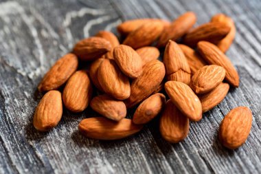 Ahşap masa soyulmuş badem yakın çekim