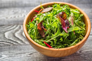 Kırsal arka planda taze sebze salatası