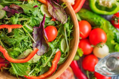 Kırsal arka planda taze sebze salatası