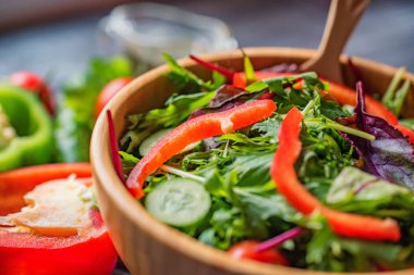 Kırsal arka planda taze sebze salatası