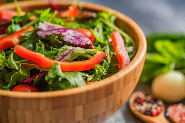 Salade de légumes frais rustiques sur fond rustique — Photo