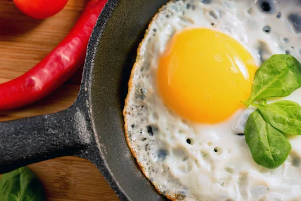 Жареные яйца в сковороде. Сельский завтрак — стоковое фото
