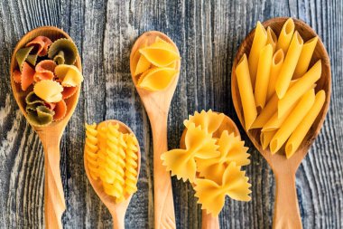 Çeşitli ahşap rustik zemin üzerine Makarna karışımı