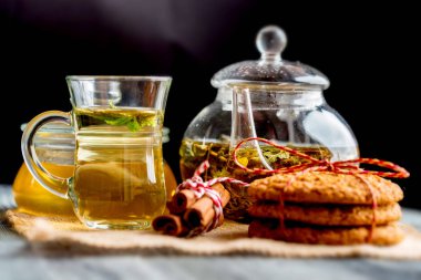 Bitkisel Noel çay bal ve nane yaprakları ile