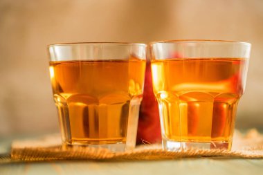 Taze elma suyu veya elma şarabı masada bardaklarda