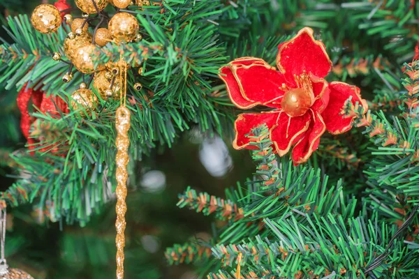 전나무, 가문비나무에 화려한 크리스마스 장식 — 스톡 사진