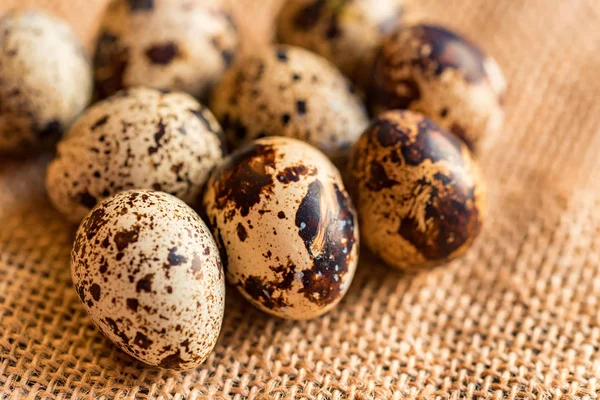 Jaja przepiórcze na starych powierzchni drewnianych brązowe — Zdjęcie stockowe